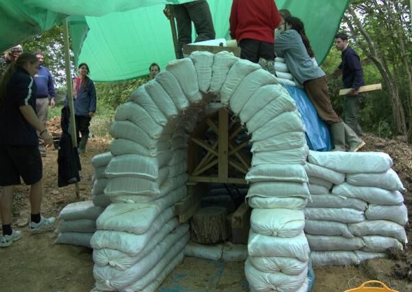 дома из мешков с землей