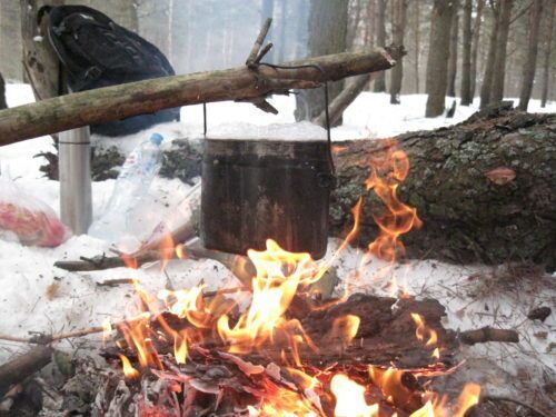 Ещё один способ открывания консервной банки без открывалки. Лыжная палка