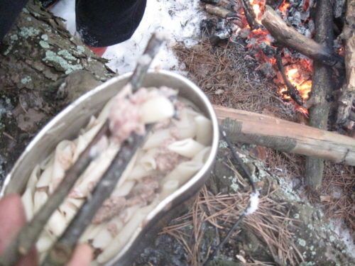 Ещё один способ открывания консервной банки без открывалки. Лыжная палка