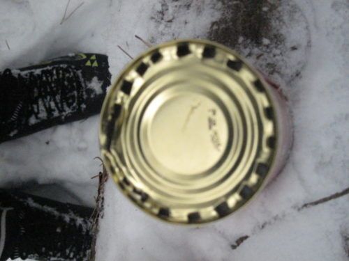 Ещё один способ открывания консервной банки без открывалки. Лыжная палка