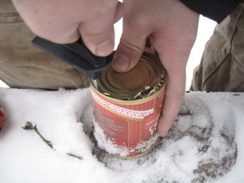 Ещё один способ открывания консервной банки без открывалки. Лыжная палка