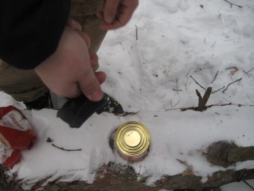 Ещё один способ открывания консервной банки без открывалки. Лыжная палка