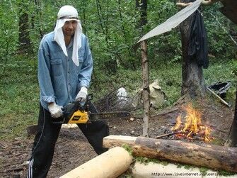 бензопилой выпиливаю пазы для соединения бревен в замки