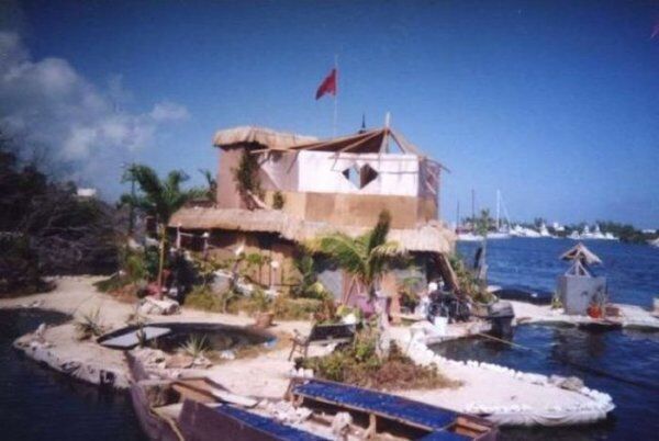 искуственный плавучий остров из пластиковых бутылок