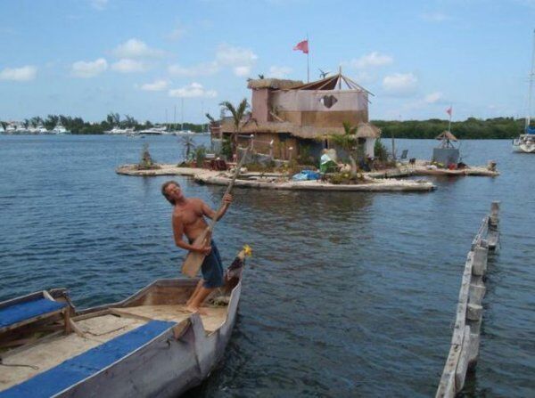 искуственный плавучий остров из пластиковых бутылок