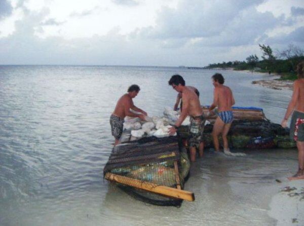 искуственный плавучий остров из пластиковых бутылок