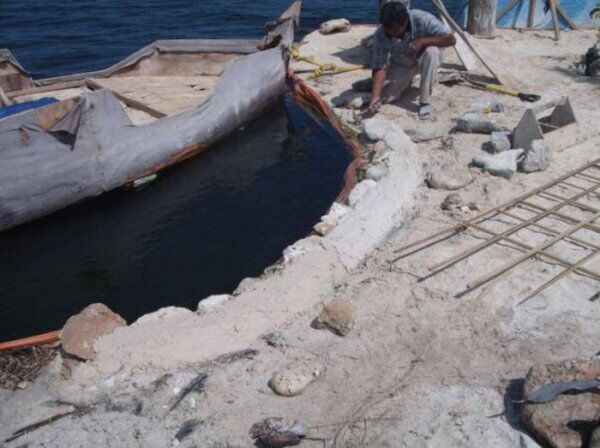 искуственный плавучий остров из пластиковых бутылок