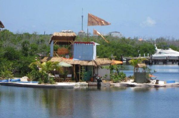 искуственный плавучий остров из пластиковых бутылок