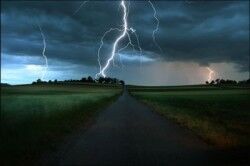 Как избежать удара молнии за рулём: на машине, велосипеде и мотоцикле