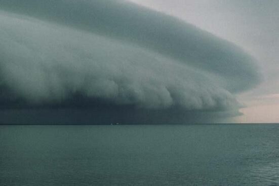 Тайфун надвигается на сушу