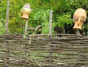 Декорированный забор из лозы