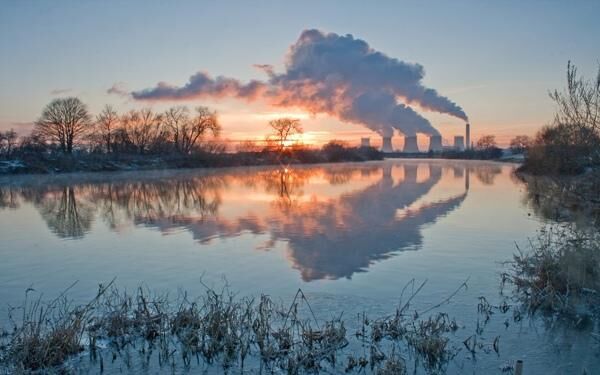 Дым промышленных предприятий и ТЭС виден за десятки километров