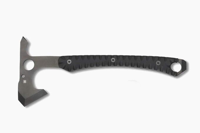 Лучшие топоры для походов на природу, валки деревьев и колки дров