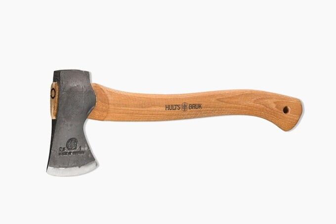 Лучшие топоры для походов на природу, валки деревьев и колки дров