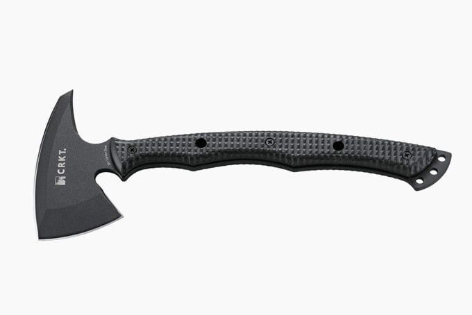 Лучшие топоры для походов на природу, валки деревьев и колки дров