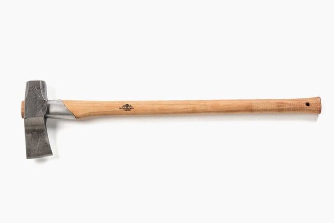 Лучшие топоры для походов на природу, валки деревьев и колки дров