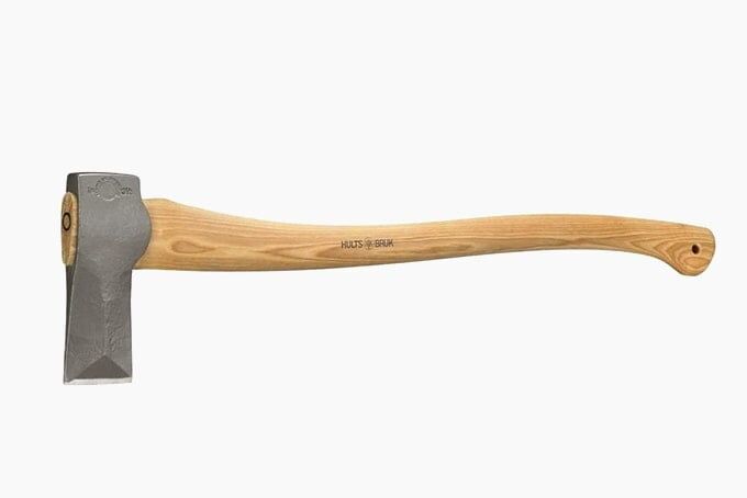 Лучшие топоры для походов на природу, валки деревьев и колки дров