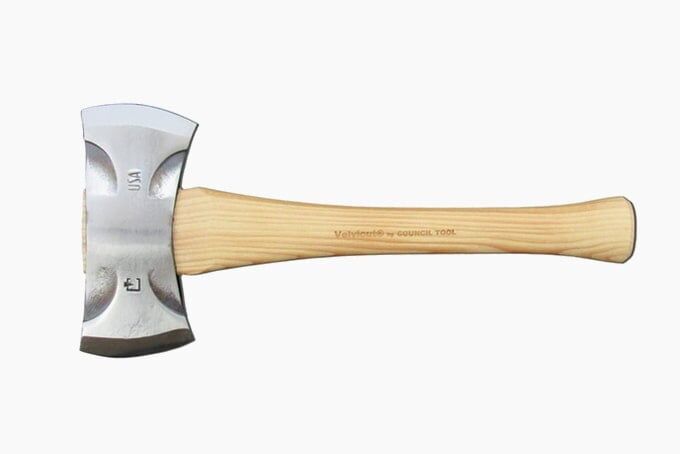 Лучшие топоры для походов на природу, валки деревьев и колки дров