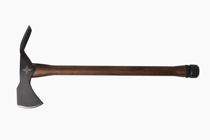 Лучшие топоры для походов на природу, валки деревьев и колки дров