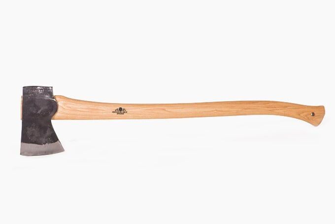 Лучшие топоры для походов на природу, валки деревьев и колки дров
