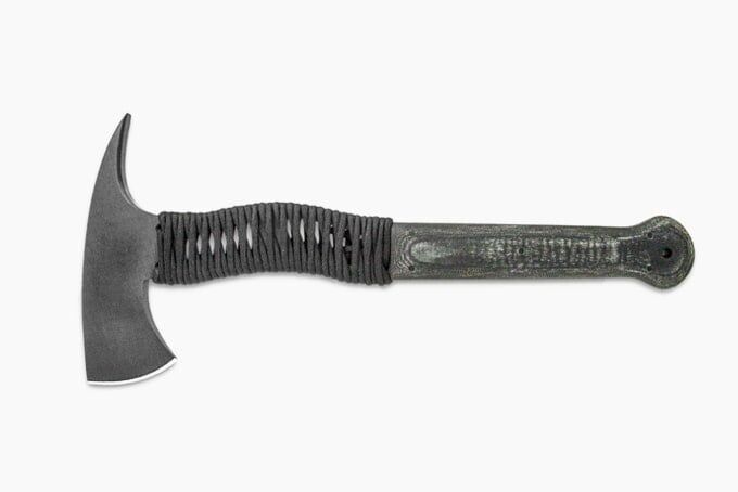 Лучшие топоры для походов на природу, валки деревьев и колки дров