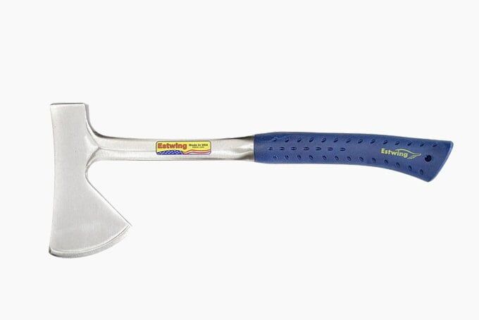 Лучшие топоры для походов на природу, валки деревьев и колки дров