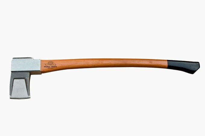 Лучшие топоры для походов на природу, валки деревьев и колки дров