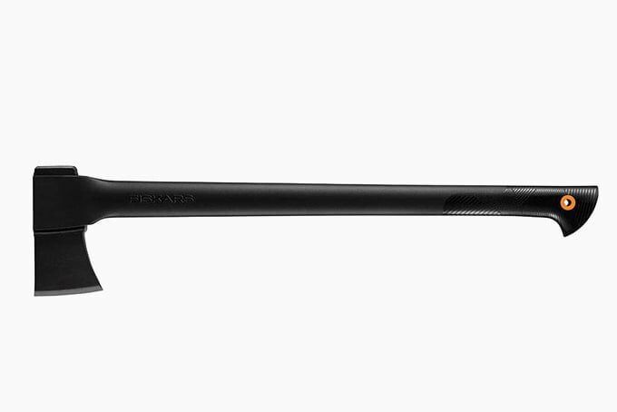 Лучшие топоры для походов на природу, валки деревьев и колки дров