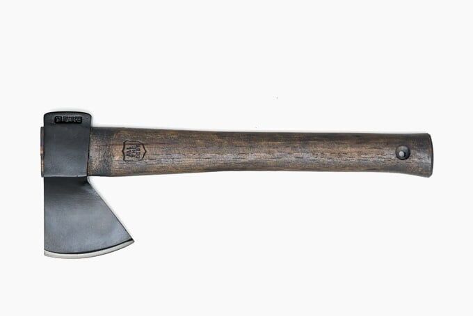 Лучшие топоры для походов на природу, валки деревьев и колки дров