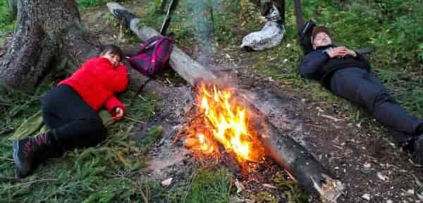 Не спите у кромки костра в легковоспламеняющейся одежде на сухом валежнике