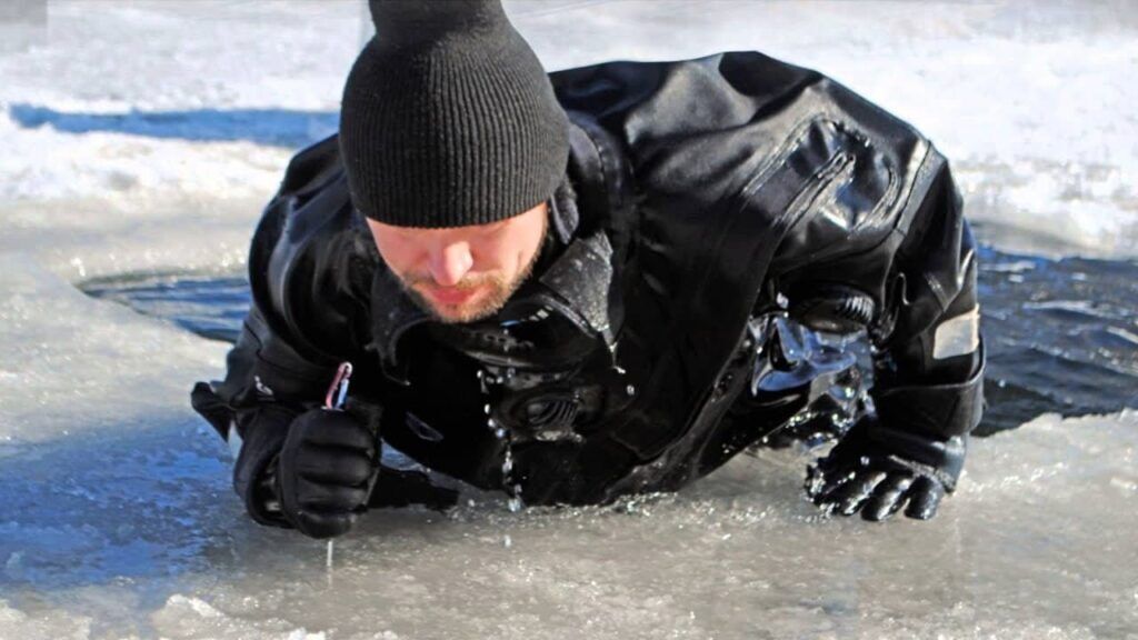 Как выжить, если провалились под лед