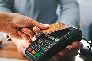 Почему безналичный расчёт может быть опасным для общества