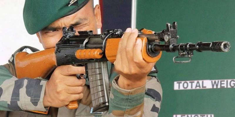 Почему у АК мушка на дуле, а у М16 — нет?