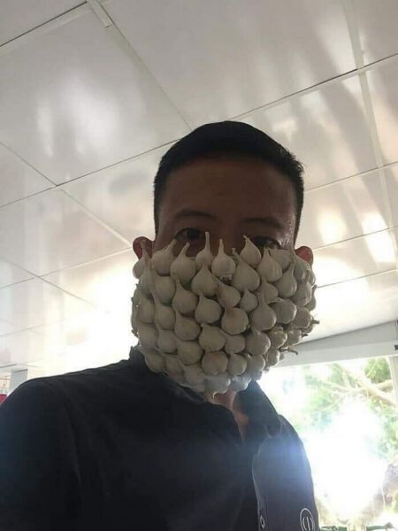 Самодельная защита от коронавируса. Фотоматериал о том, как люди пытаются защитить себя от пандемии