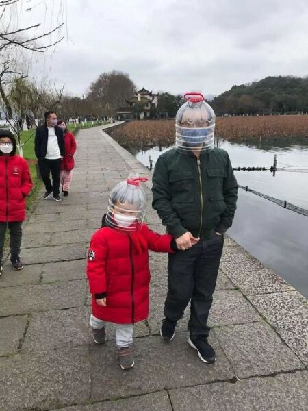 Самодельная защита от коронавируса. Фотоматериал о том, как люди пытаются защитить себя от пандемии