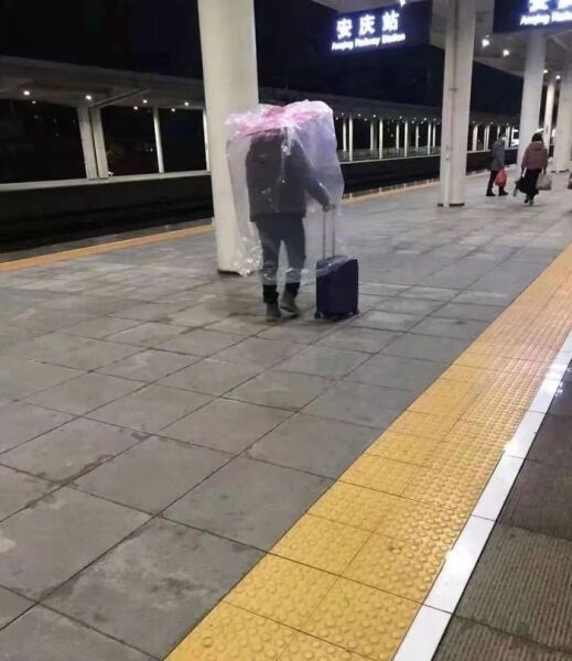 Самодельная защита от коронавируса. Фотоматериал о том, как люди пытаются защитить себя от пандемии