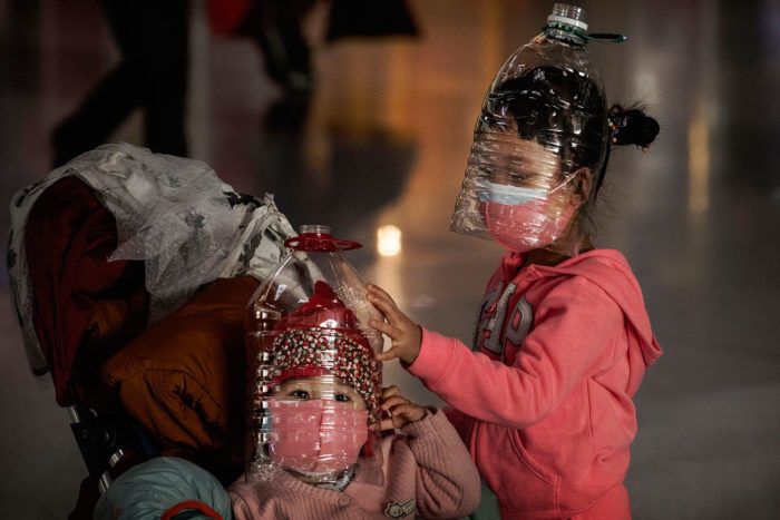 Самодельная защита от коронавируса. Фотоматериал о том, как люди пытаются защитить себя от пандемии