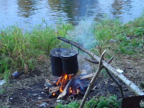 Способы подвеса котелка над костром
