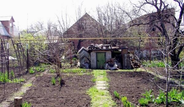 Один из вариантов обустройства входа в бункер на даче: вход из погреба