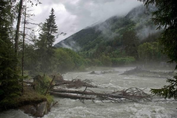 После дождя в горах бывают наводнения