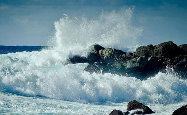 Опасные буруны на берегу Опасные буруны на берегу