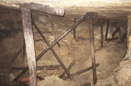 Опасность обвалов в старых штольнях - максимальная